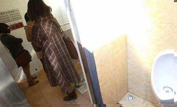 卫生间惊现奇葩发明,未来女性或将要站着上厕所了