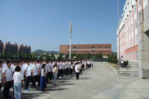 "献礼祖国70华诞,同唱国歌,同升国旗" ——岫岩第二高级中学举行新