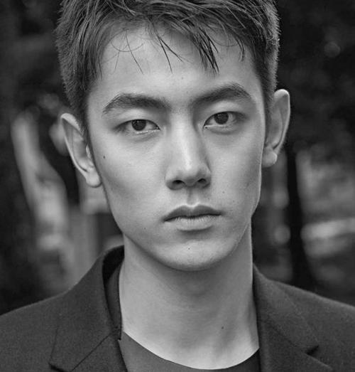 在相学上,颧骨高凸且无肉包裹的男人多数是火爆脾气,缺乏耐心,且欲望