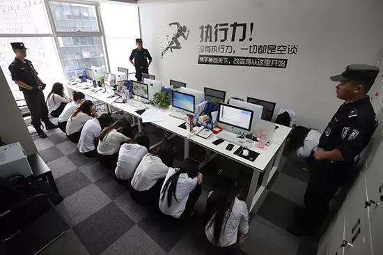 没有执行力,一切都是空谈""携手兼容天下,改变将从这里开始"的标语.