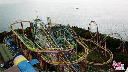 旅游频道 玩转港澳 正文倚山临海而建的 "动感快车 "采用双脚悬空设计