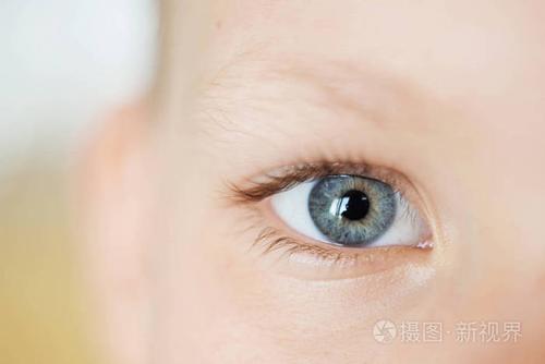 特写的美丽的男孩的眼睛美丽的灰色眼睛宏观射击一个小孩子睁开眼睛的
