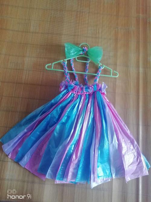 小美女的妈妈用垃圾袋为宝宝精心制作的环保公主裙