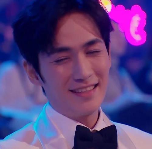 朱一龙领奖讲述儿时经历,不慎暴露家庭背景,粉丝直呼婆家好厉害