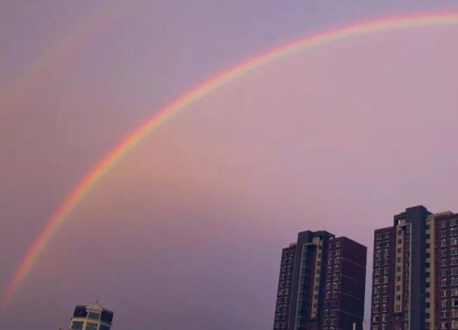 (十六),雨后,天空中出现了一道彩虹,宛如一座彩桥悬在上空.