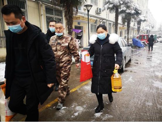 舞钢市朱兰街道顶风冒雪走基层党的关爱暖人心