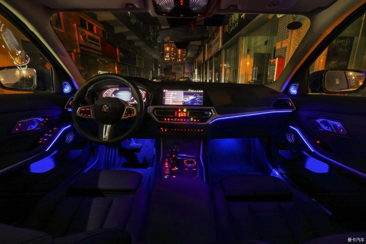 升级3系的内饰发光喇叭罩套件,同步原车氛围灯的!