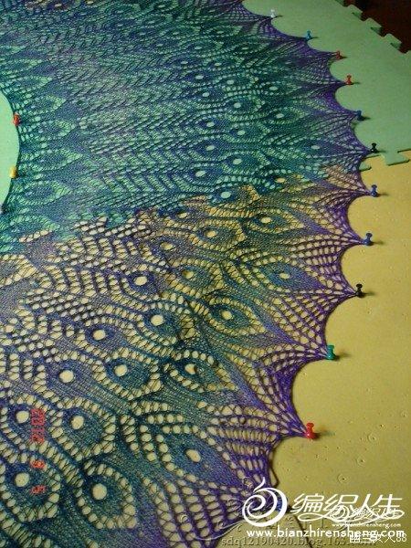 转编织人生[一起钩织] 姐妹们一起织"新月孔雀披肩