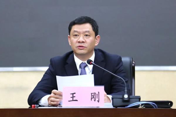 王刚在第五届普洱市人民政府第一次全体会议暨廉政工作会议上强调坚定