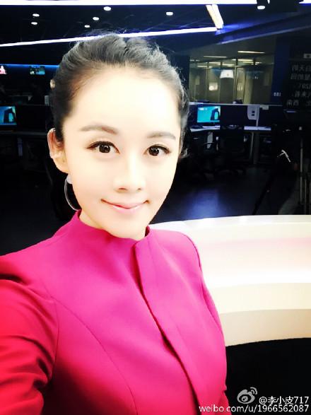 组图:央视美女主播李蕊晒瑜伽照 低胸装香汗淋漓