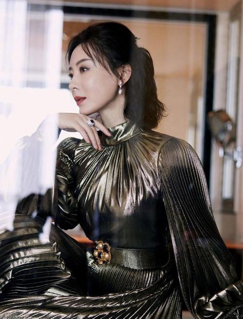 陈数的颜值和气质都在线,轻松驾驭亮面连衣裙,一般人挑战不了