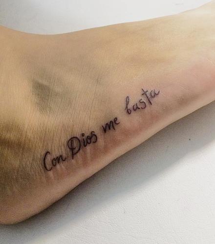 做人力资源专员的邓小姐脚背英文字母纹身图案