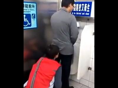 新竹火车站日前出现一名"闻屁男",趁人在公厕小便时,躲在人家屁股后