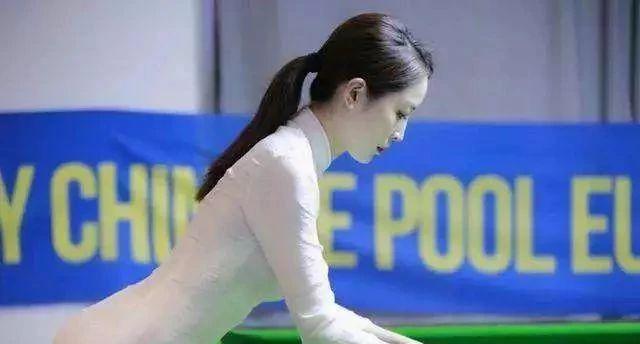 她是中国台球最美女裁判,紧身旗袍装不输郎朗娇妻,美如水蜜桃