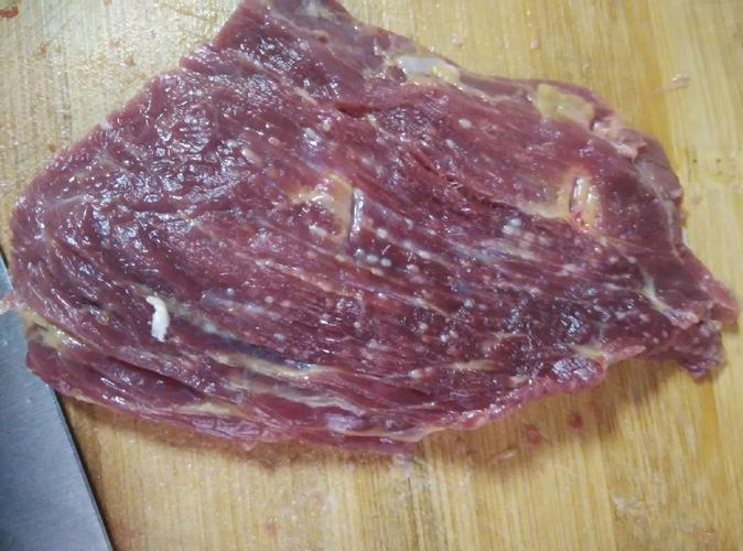 牛肉上的白色颗粒是什么
