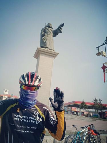 扶余市区成吉思汗像留影