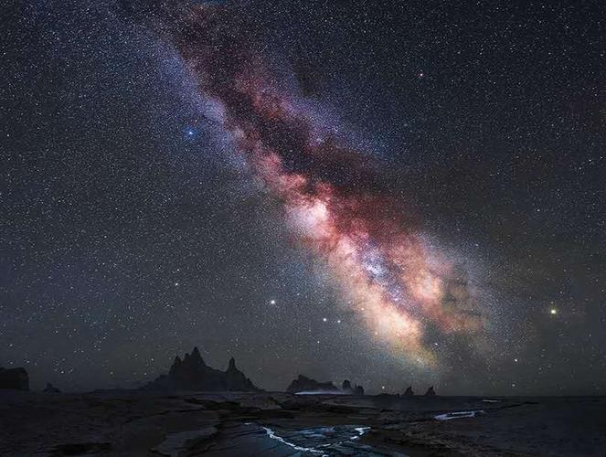 银河系左右两边的牛郎星和织女星.