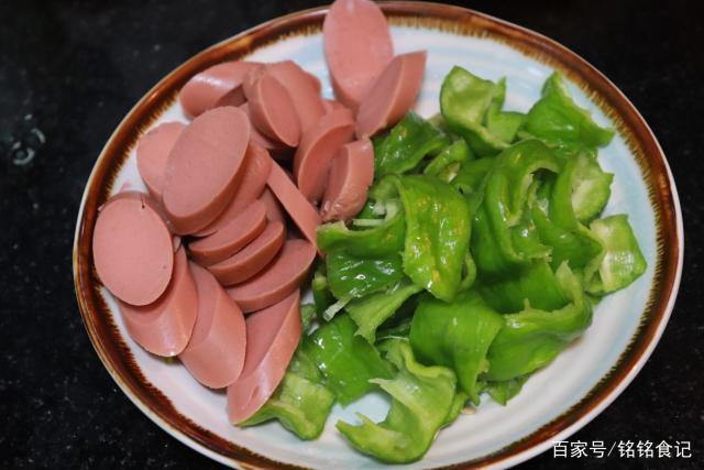 青椒火腿炒鸡蛋,这样炒比肉还要香!