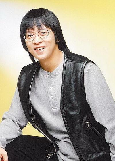 出生于台湾省澎湖县马公市,祖籍浙江省嘉兴市,中国台湾男歌手,音乐人