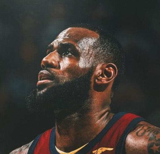 心酸,8年前詹姆斯脱下了骑士球衣,今天老詹又独自一人回更衣室