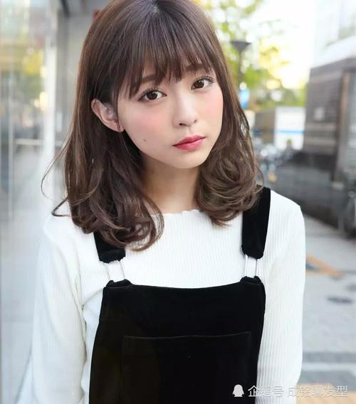 35岁女性皮肤黑,染什么颜色的头发好看?