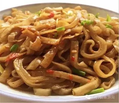 一碗芋糍端在手里,一个圆溜溜的芋糍,不馋才怪.   广昌县:炒捶鱼