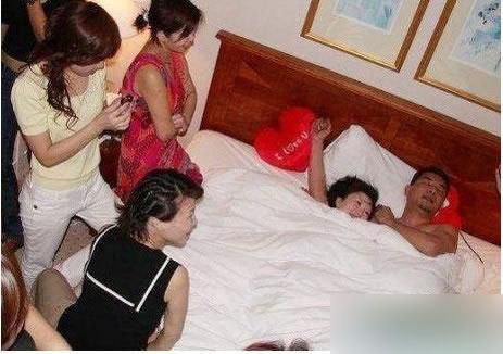 新娘洞房夜遭数名男子轮番舌吻 细数闹洞房的离奇招数