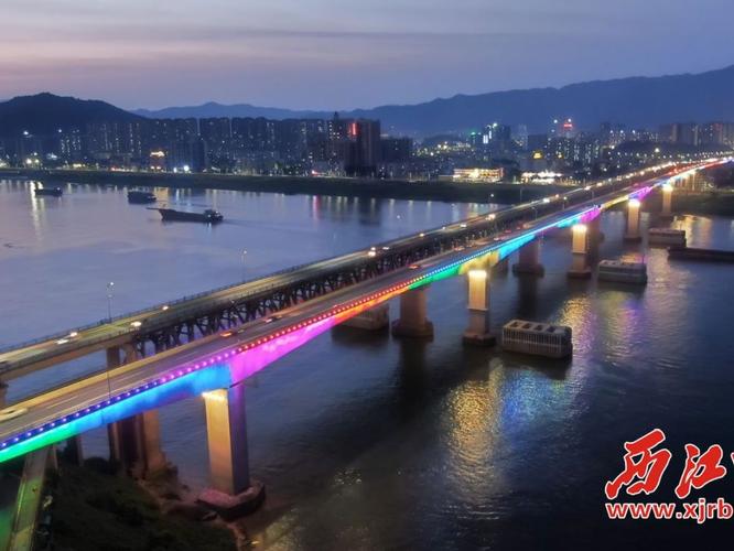 夜肇庆华灯亮西江大桥换新装
