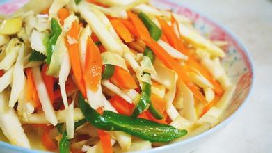 主题食材:竹笋其余:黑木耳,莲藕香菇,黄瓜等 早餐:竹笋炒三丝 材料:黑