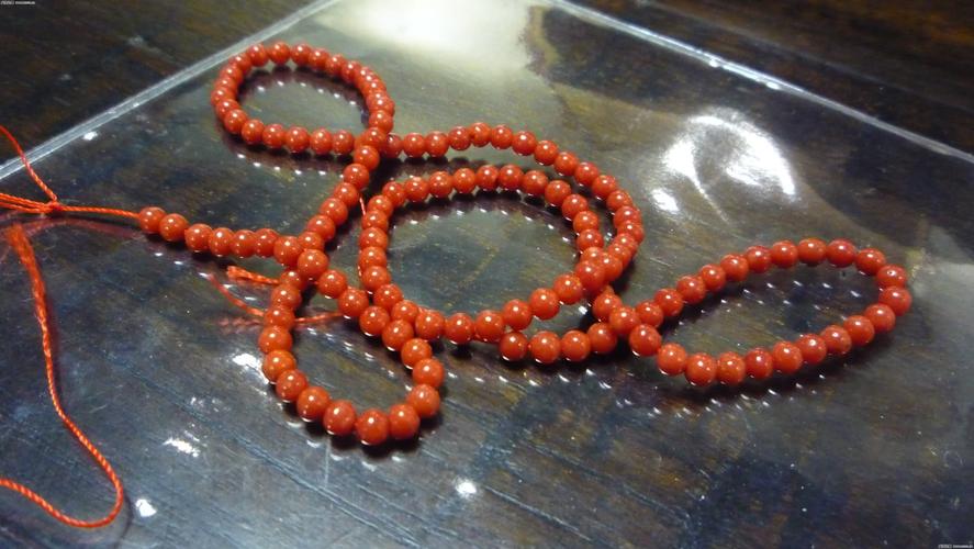 惠惠&&一串精美的珊瑚珠子&&
