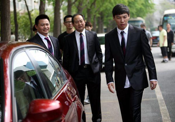 图文国乒出征巴黎世乒赛陈玘西装潇洒