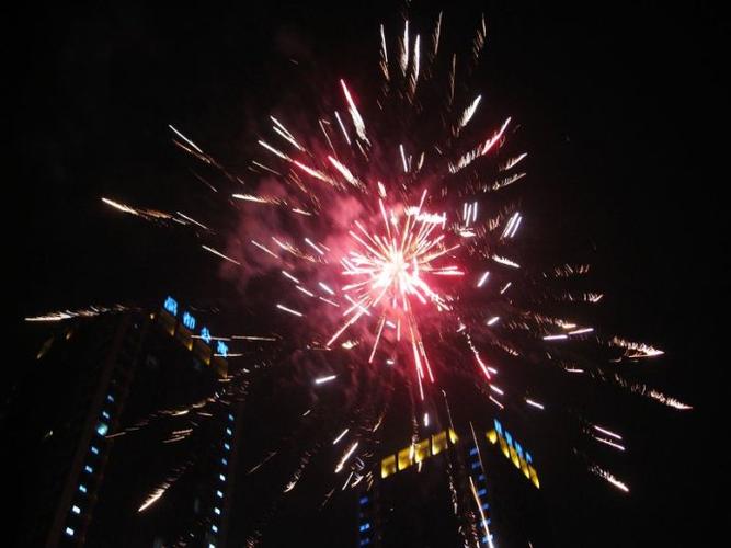 元宵节里放烟花