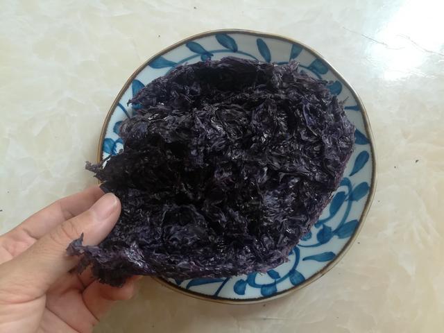 如果紫菜泡凉水后像下图,颜色变浅是正常现状,这种紫菜是可以吃的.