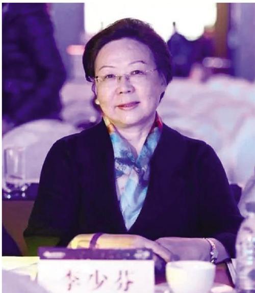 钟南山妻子李少芬 早些年,他从自己身上接连抽血做了近30次试验;为了