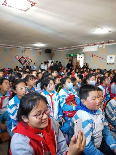 西田各庄镇中心小学走进金玲艺韵,体验非遗魔术,弘扬传统文化