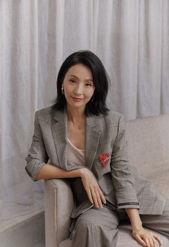 小陶虹气质真好,穿格纹西装配锁骨发出镜,这状态一点不像48岁