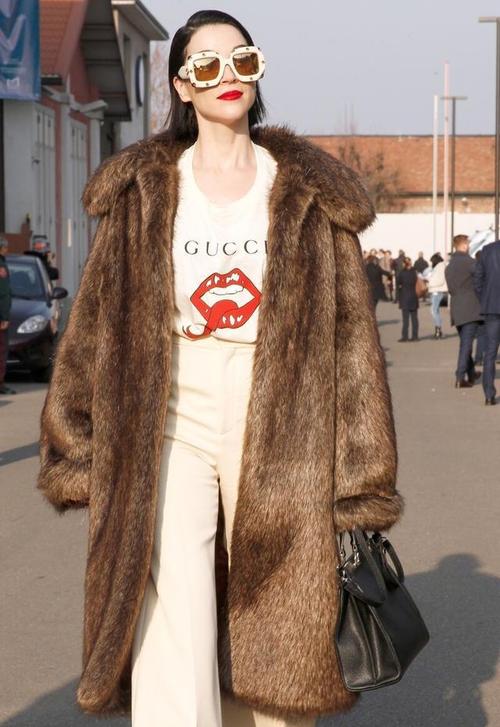 自带反光效果的白色内搭,不仅提亮暗沉色的皮草大衣,而且能够成为"