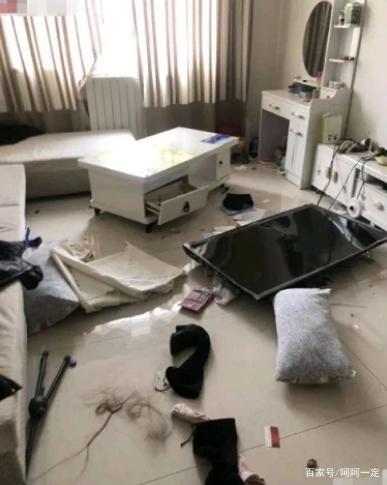 "情侣吵架竟然能把家里砸成这样,真是开眼了呀!"哈哈