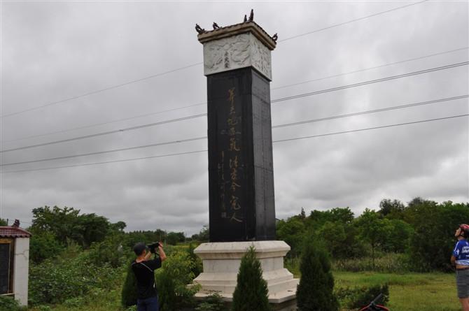 十点我们一行五车友出发,路边发现有胡主席的题字的孝感胡氏陵园.