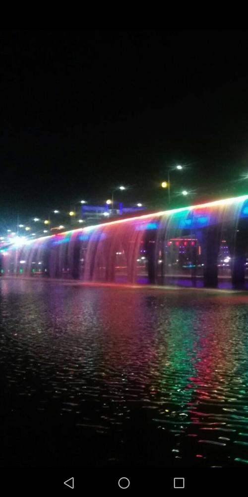 五彩斑斓的广西容县绣江湖夜景,溢彩流光
