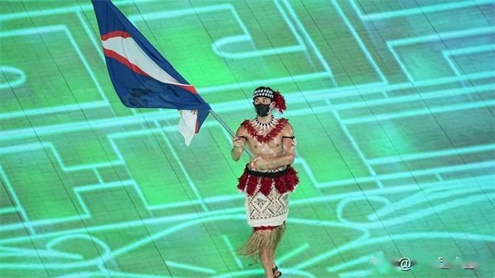 美属萨摩亚的旗手纳森-克鲁姆普顿(nathan crumpton)给了全世界一个