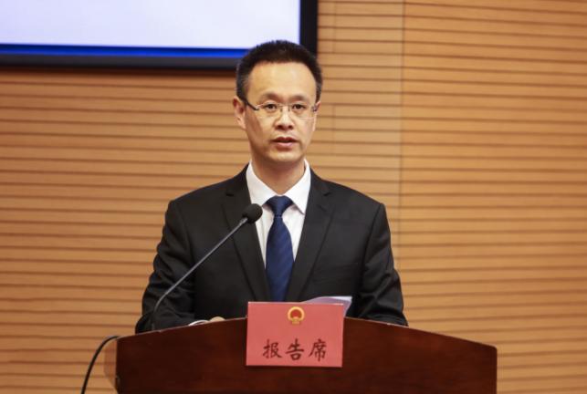 决定任命卢建波为县人民政府副县长 决定其代理县长职务