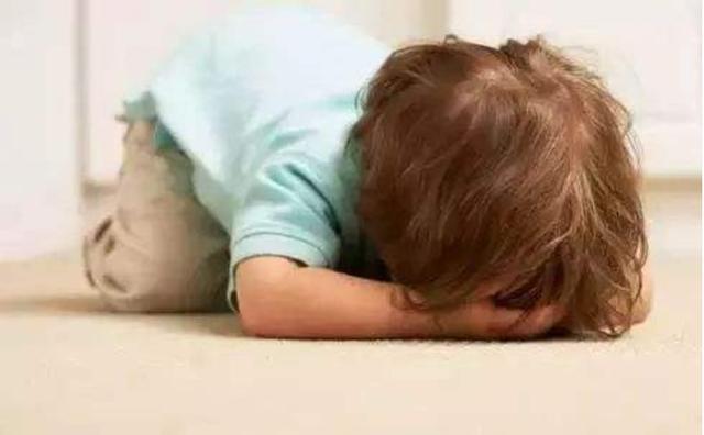 宝宝在地上打滚半个小时和妈妈僵持网友动作真熟练