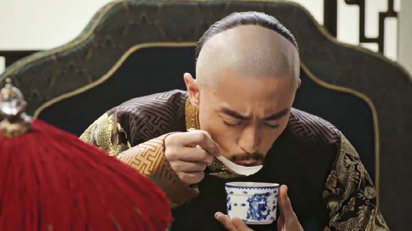 《如懿传》乾隆喝奶茶提神,历史上这个食物就连皇帝大
