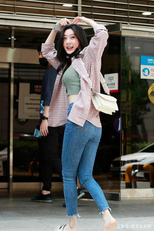金赛纶学会低调!穿格纹衬衫配牛仔裤,脚踩拖鞋洋溢青春范