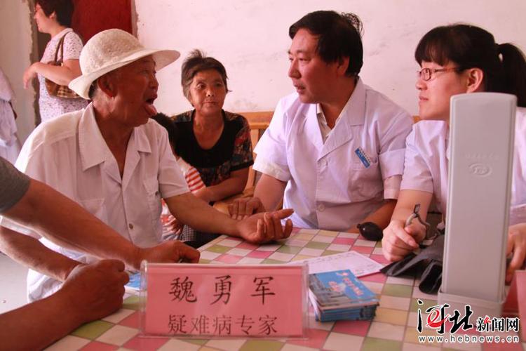 知名中医专家,县中医院院长魏勇军为群众义诊.武海林摄