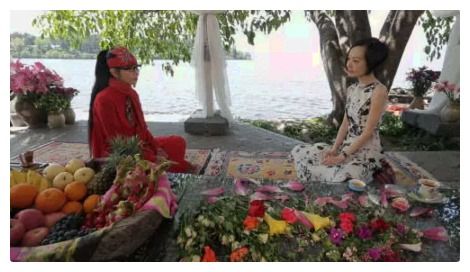 杨丽萍3500万的太阳宫被拆,网友:感谢鲁豫,环保人人有