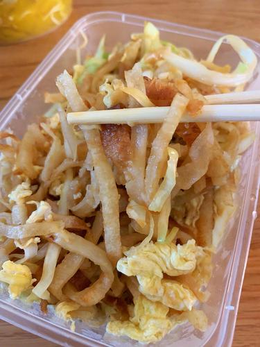 酸汤肥牛和炒饼丝的外卖到了