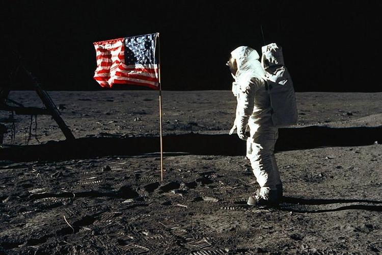人类第一次登月