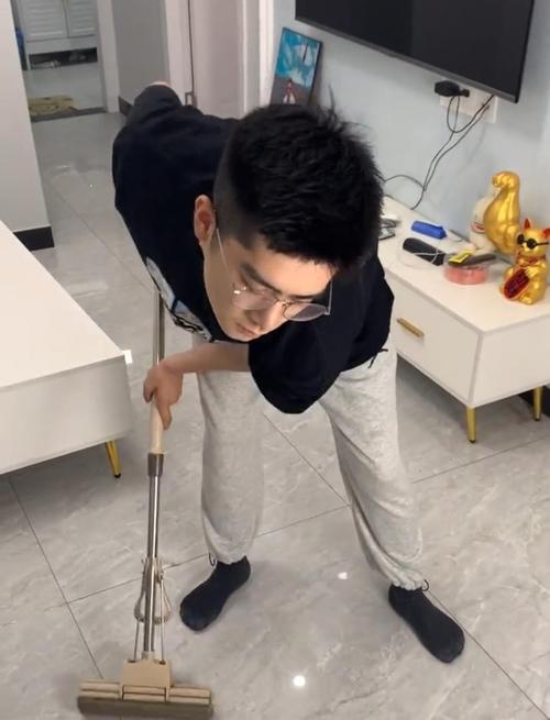 原创这枚爱做家务的鲜肉帅哥有点可爱哦